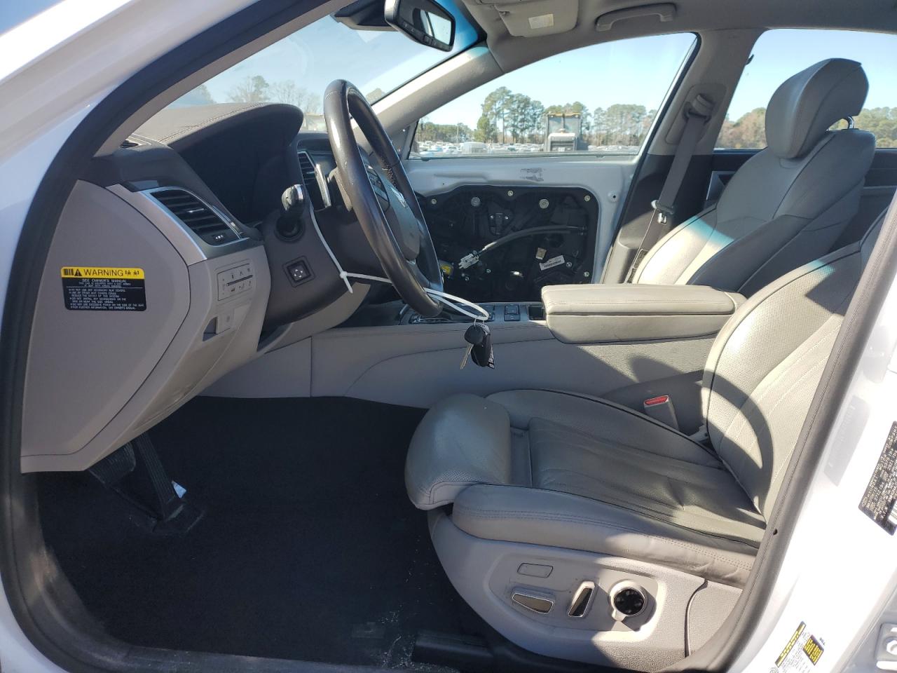 2015 Hyundai Genesis 3.8L VIN: KMHGN4JE9FU102721 Lot: 92642585