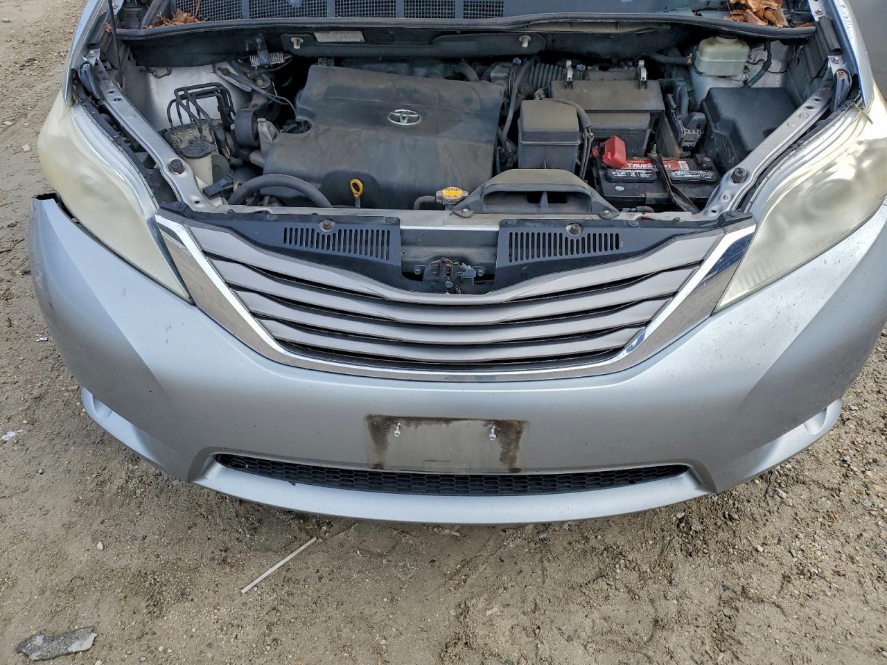 2011 Toyota Sienna Xle VIN: 5TDYK3DC5BS107581 Lot: 94443025