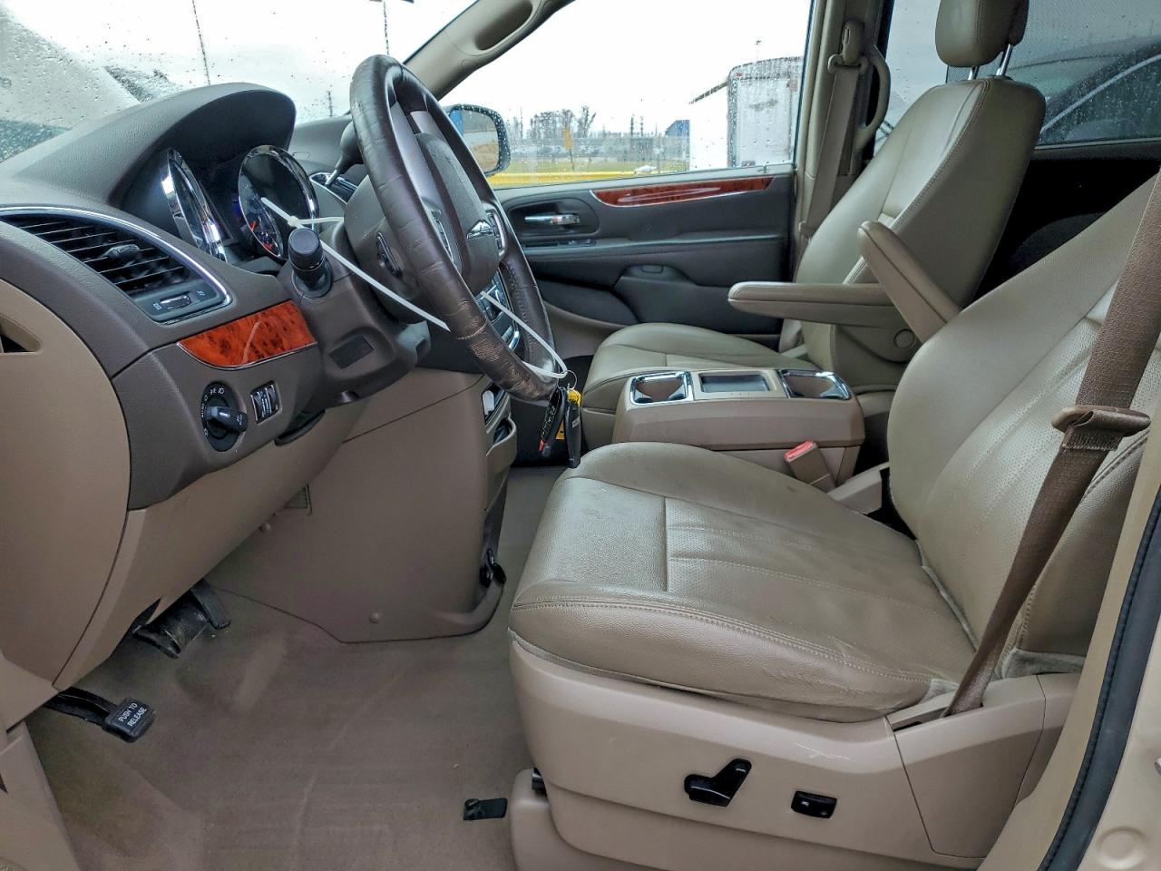 2016 Chrysler Town & Country Touring L VIN: 2C4RC1CG5GR127873 Lot: 94028405