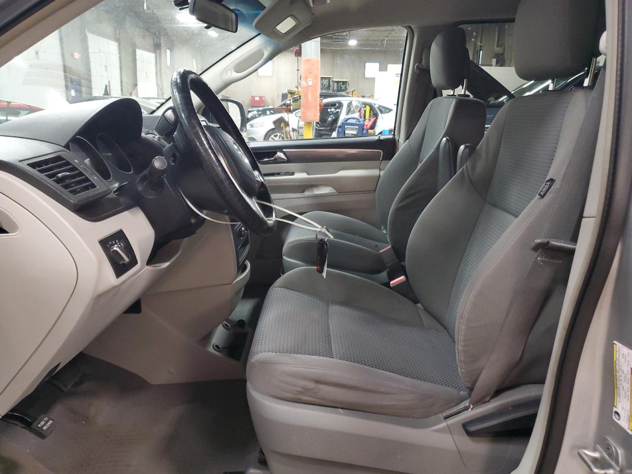 2011 Volkswagen Routan S VIN: 2V4RW4DG4BR805096 Lot: 92469205