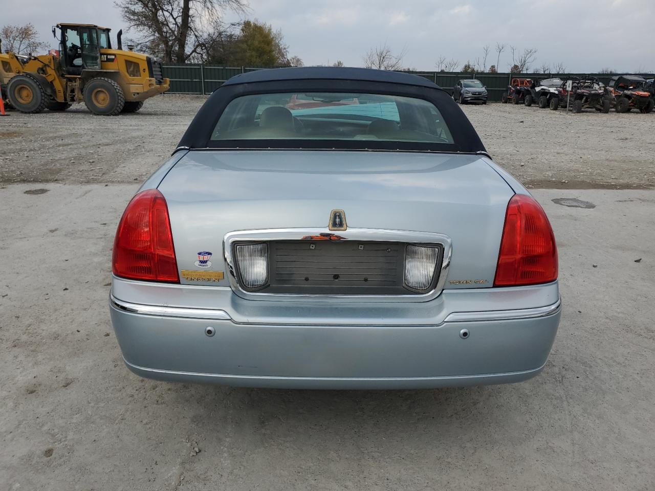 2005 Lincoln Town Car Signature Limited VIN: 1LNHM82W85Y644275 Lot: 93139035