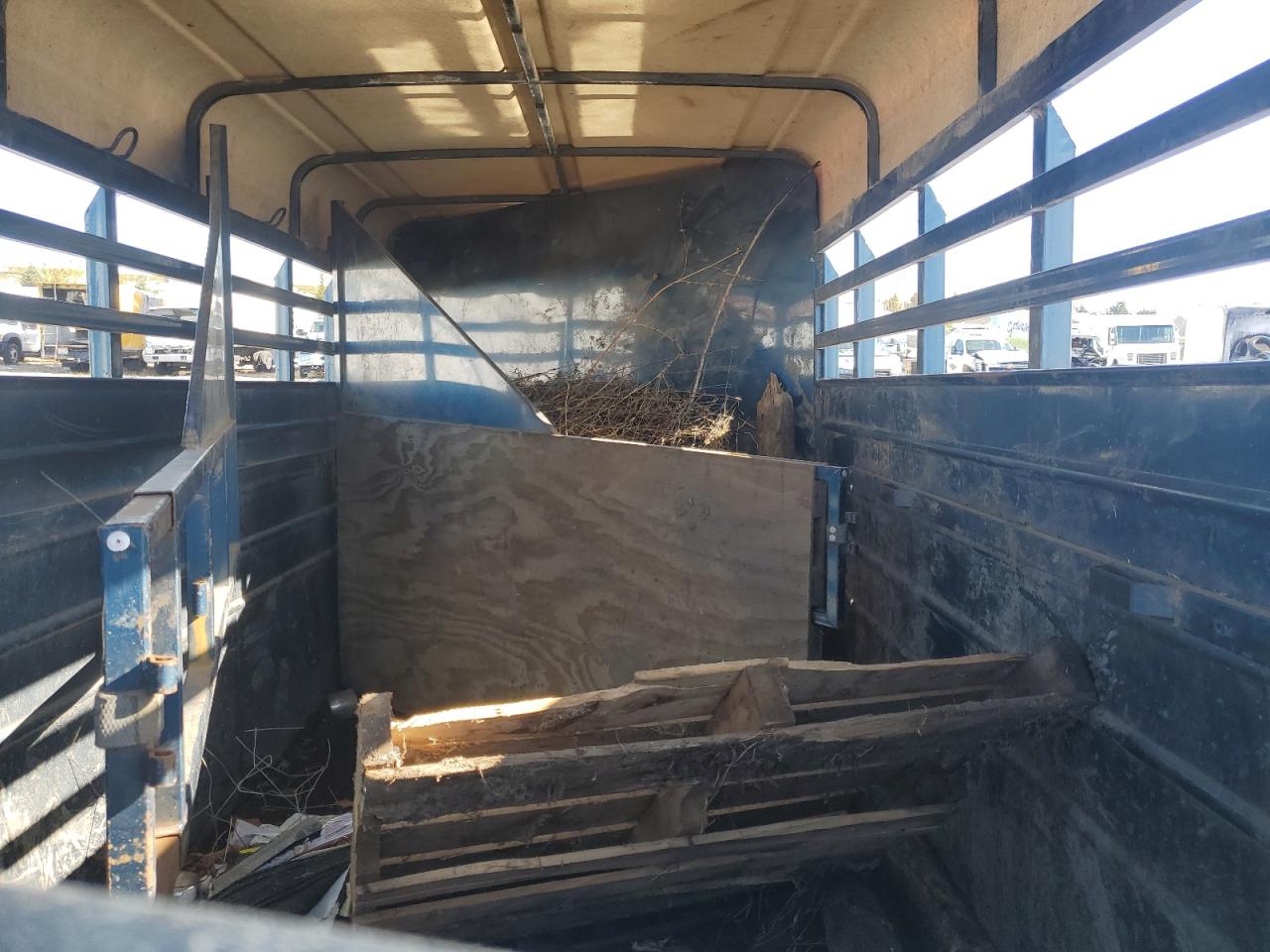 1992 Kief Unknown - Livestock Trailer VIN: 1DVHR1729NK024538 Lot: 91903245