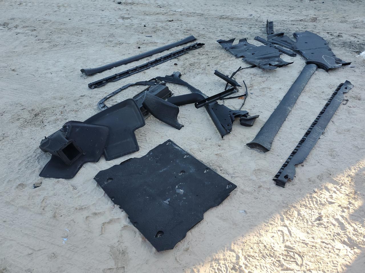 2024 Tesla Model Y VIN: 7SAYGDEEXRA313050 Lot: 92929775