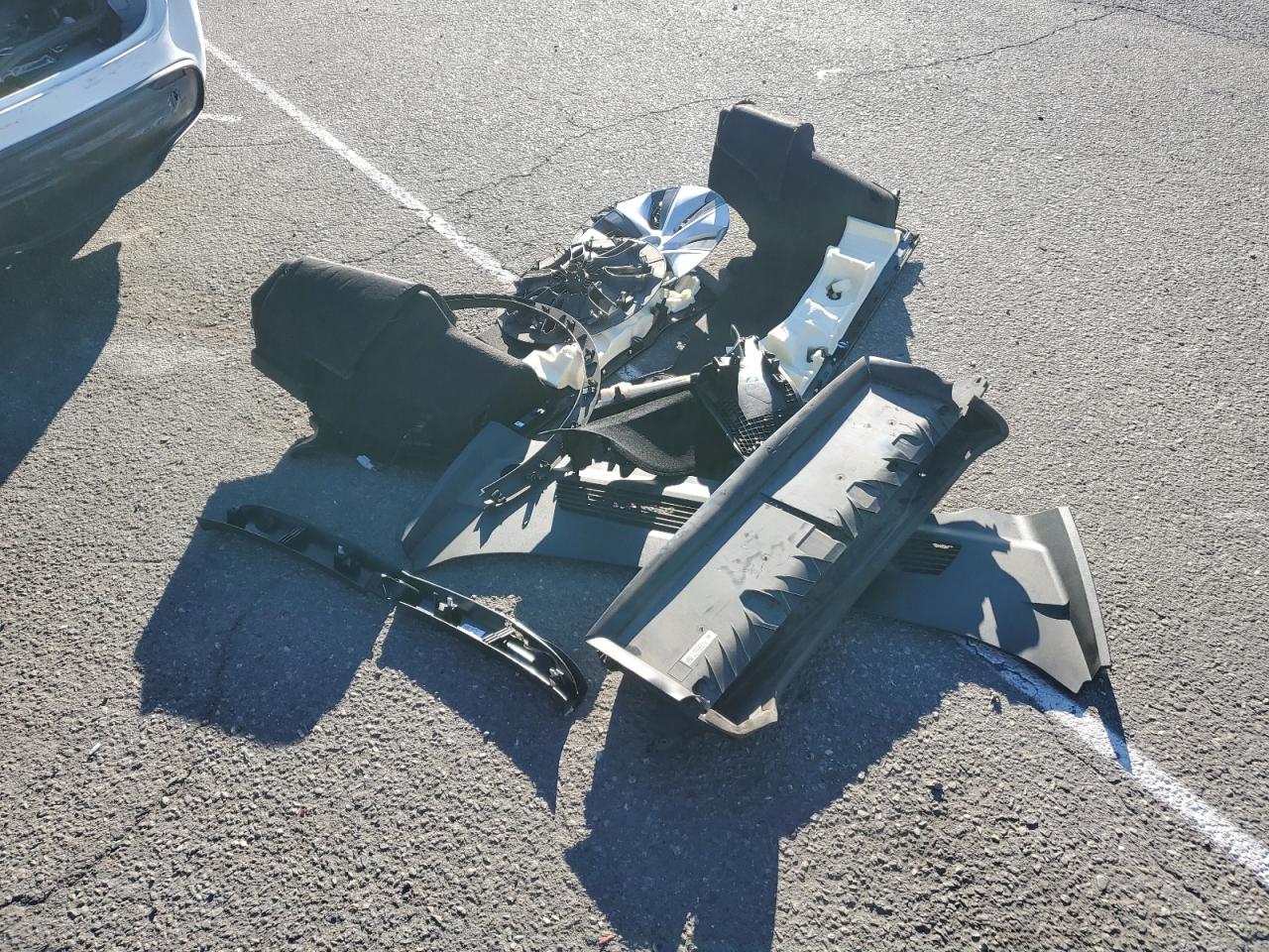 2024 Tesla Model Y VIN: 7SAYGDEE0RF062056 Lot: 90969225