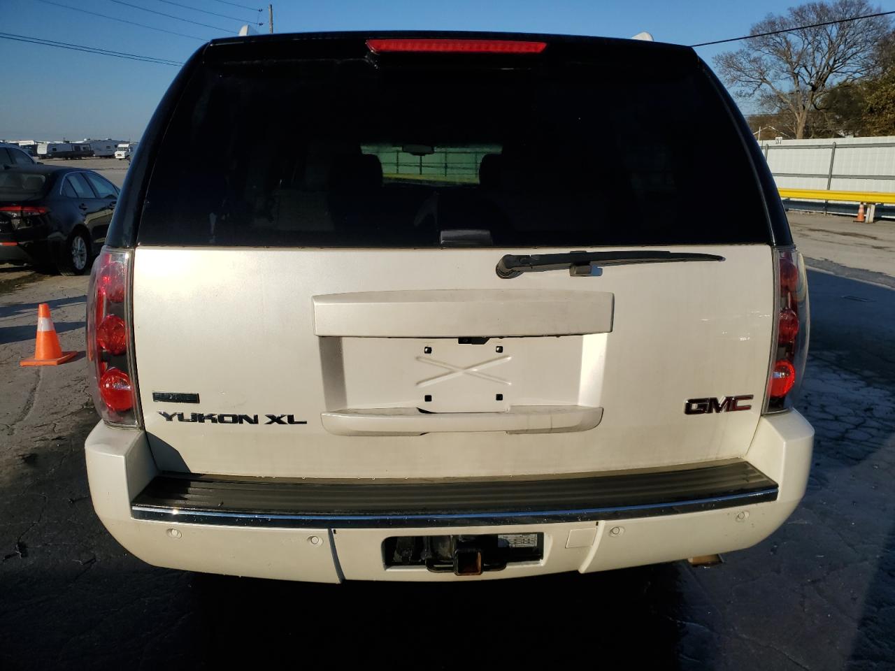 2011 GMC Yukon Xl Denali VIN: 1GKS2MEF1BR395848 Lot: 91598495