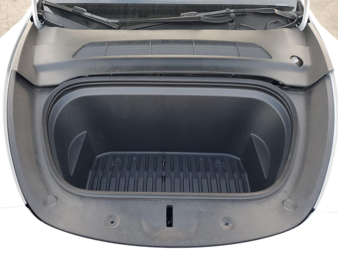 2023 Tesla Model Y VIN: 7SAYGDEE0PF588796 Lot: 92389005