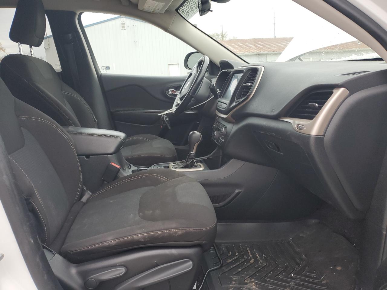 2016 Jeep Cherokee Latitude VIN: 1C4PJLCB8GW217409 Lot: 92240745