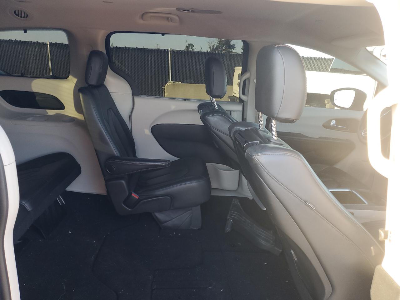 2018 Chrysler Pacifica Touring L Plus VIN: 2C4RC1EG2JR182320 Lot: 90829895