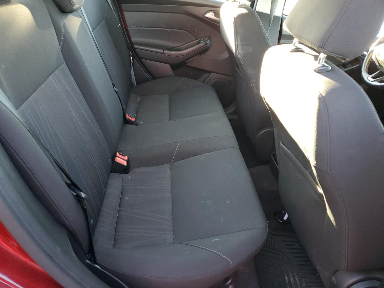 2017 Ford Focus Se VIN: 1FADP3F2XHL332373 Lot: 92730925