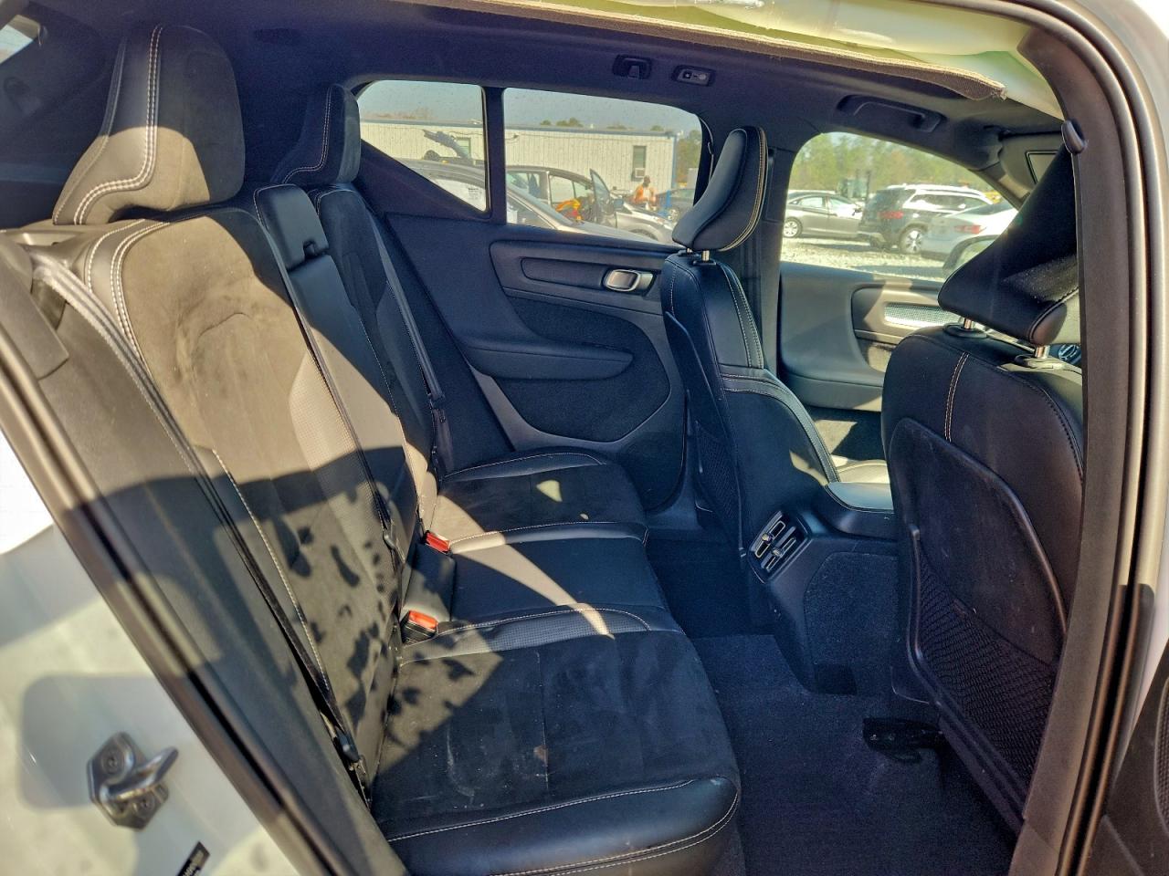 2021 Volvo Xc40 T5 R-Design VIN: YV4162UM5M2472293 Lot: 93947835