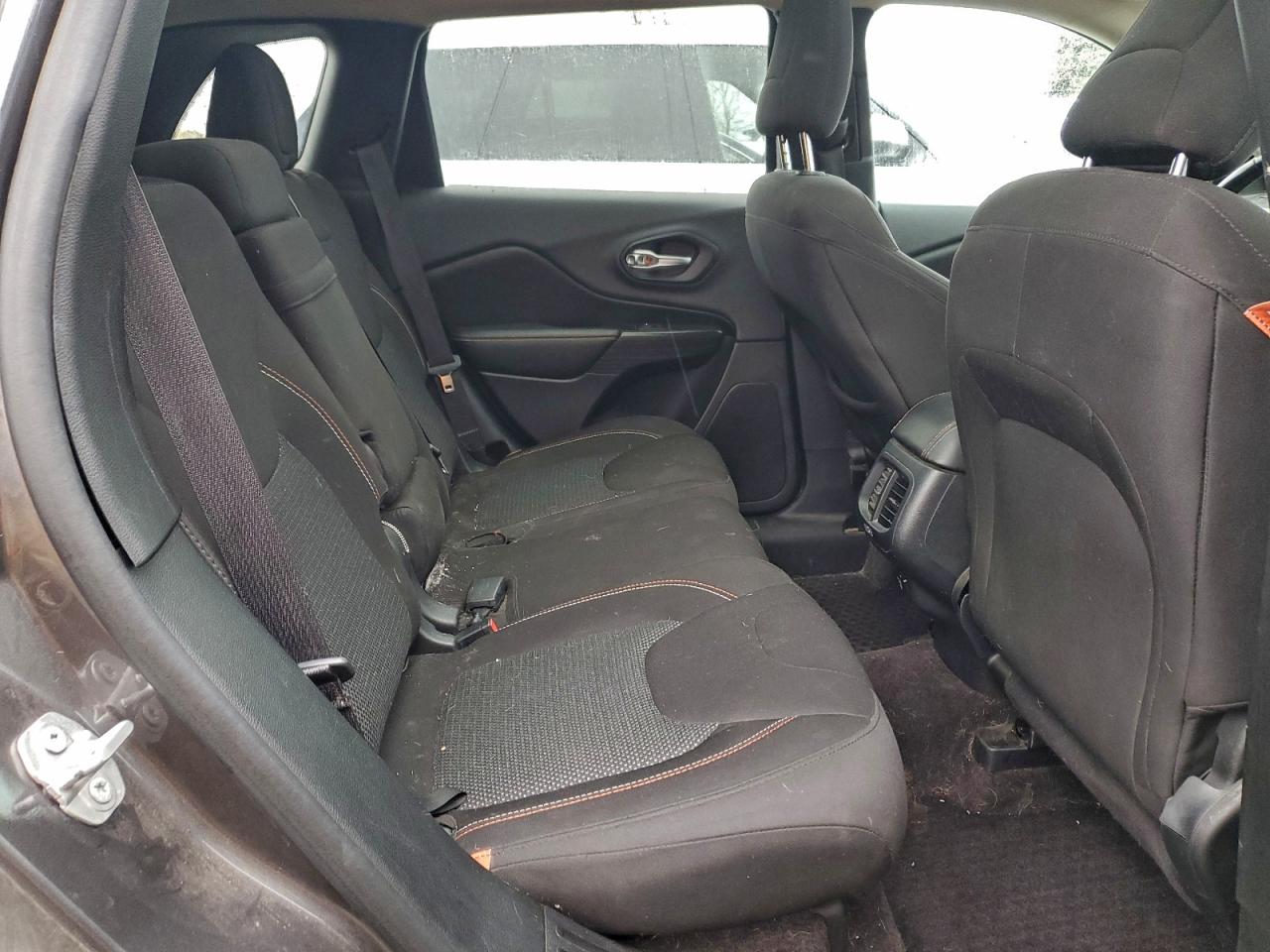 2016 Jeep Cherokee Latitude VIN: 1C4PJMCS0GW268618 Lot: 92758875