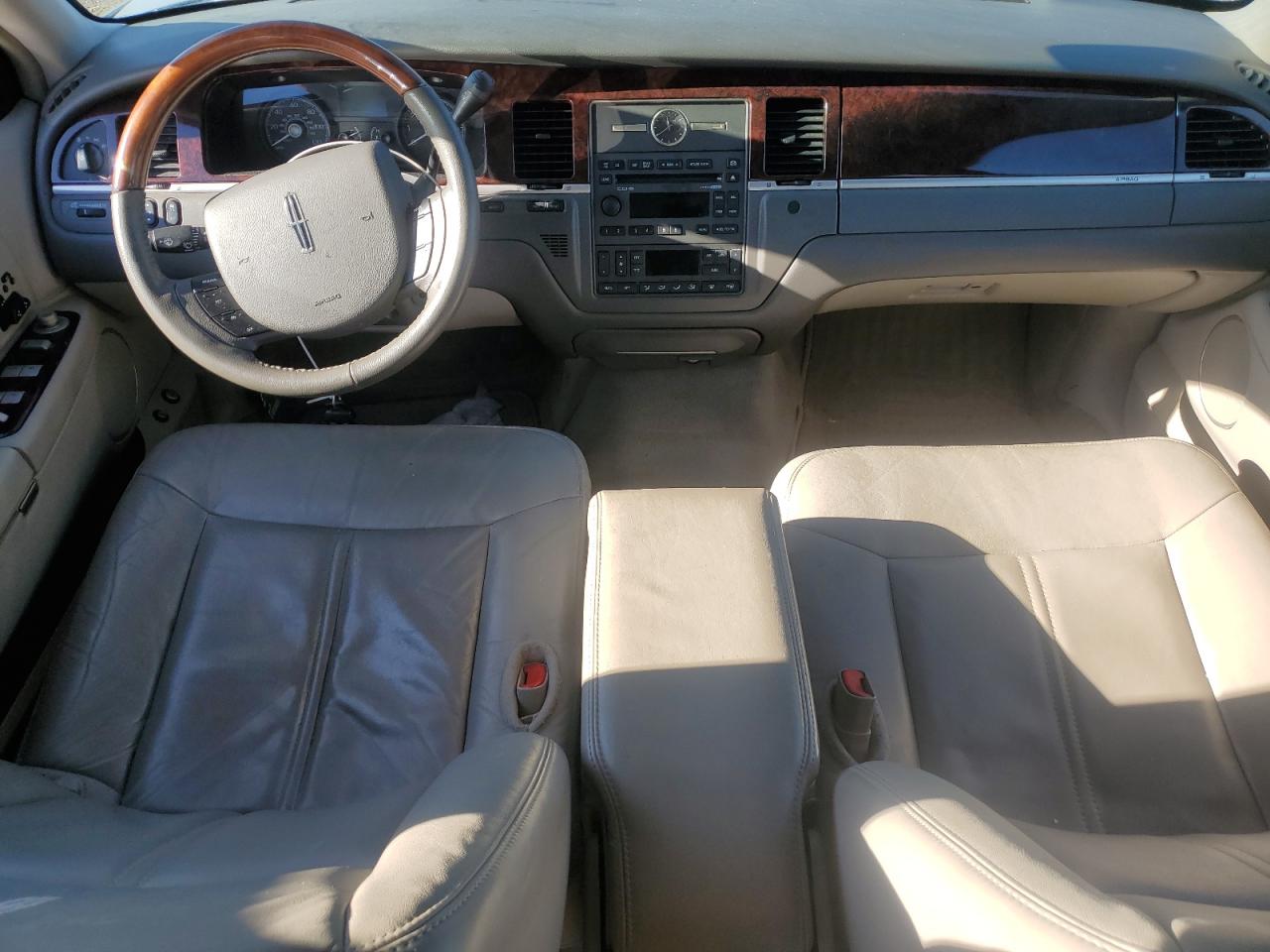 2010 Lincoln Town Car Signature Limited VIN: 2LNBL8CV3AX751470 Lot: 92371465