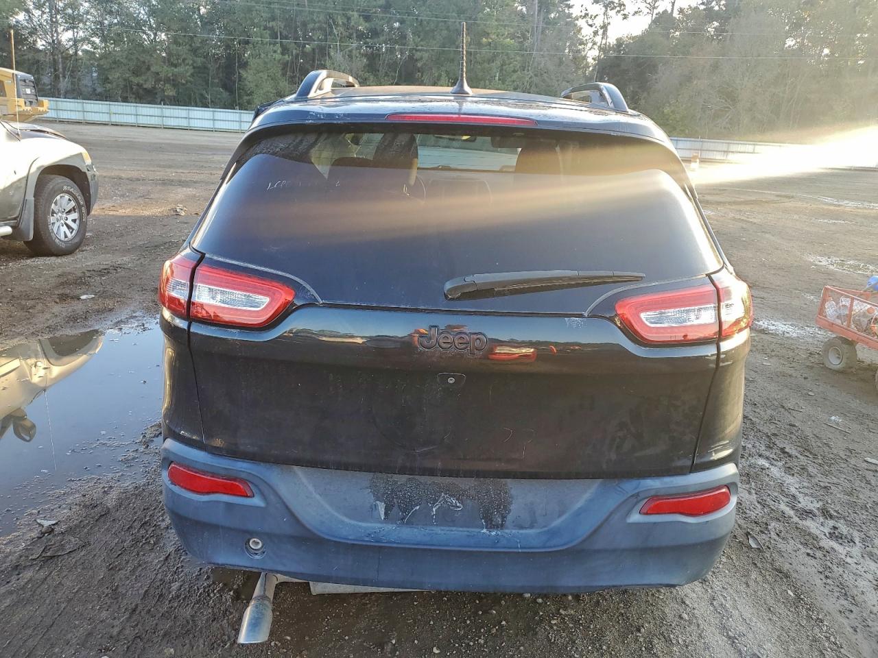 2015 Jeep Cherokee Latitude VIN: 1C4PJLCB8FW722266 Lot: 94273065