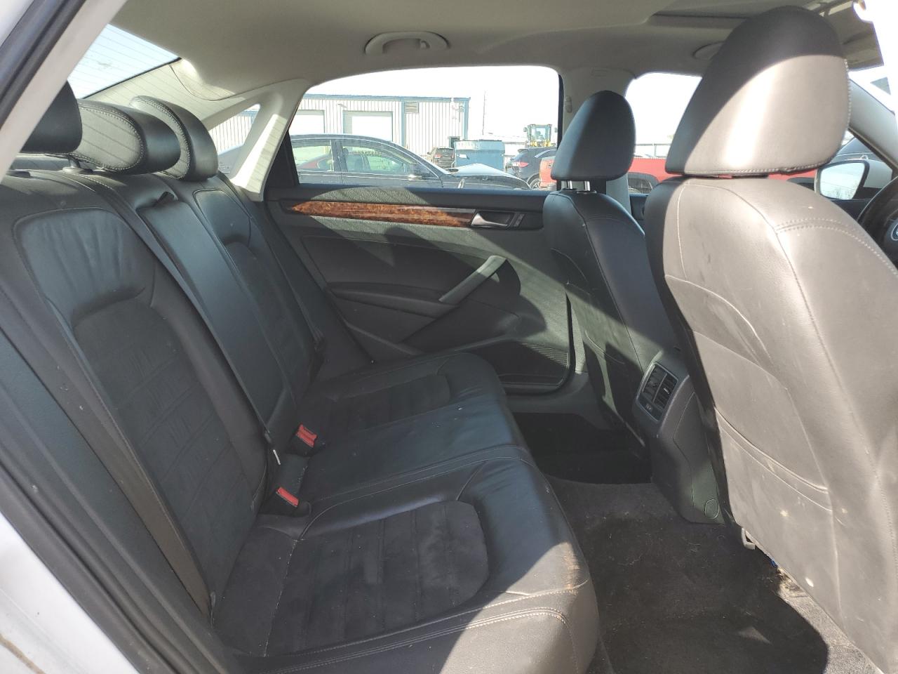 2013 Volkswagen Passat Sel VIN: 1VWCH7A37DC010632 Lot: 92269625