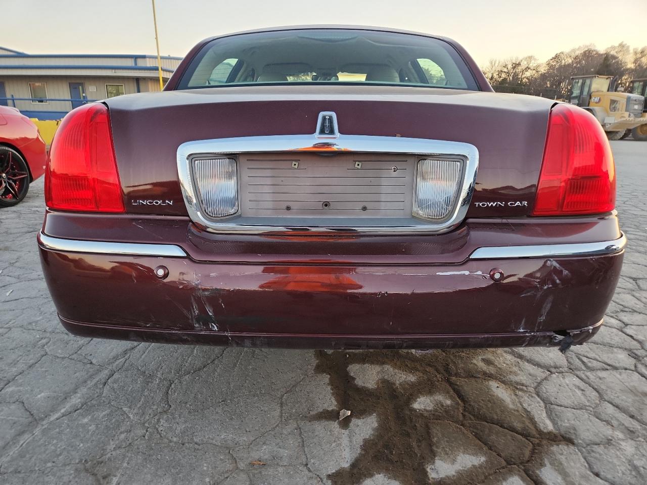 2004 Lincoln Town Car Executive VIN: 1LNHM81WX4Y684695 Lot: 93057295