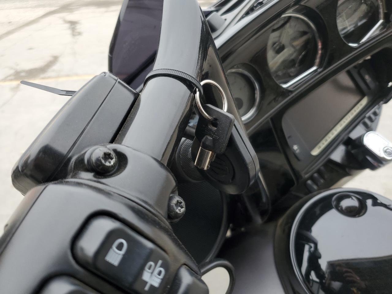 2017 Harley-Davidson Flhxs Street Glide Special VIN: 1HD1KRC11HB648582 Lot: 93241115