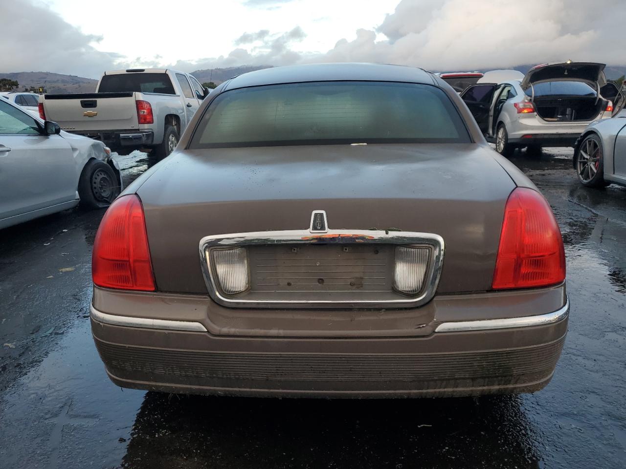 2007 Lincoln Town Car Executive L VIN: 1LNHM84W17Y628113 Lot: 93371595