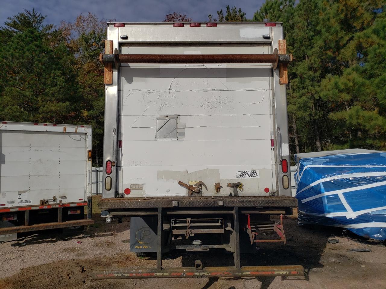 1998 International 4700 Refrigerated Delivery Truck VIN: 1HTSCABN2WH534984 Lot: 89532065