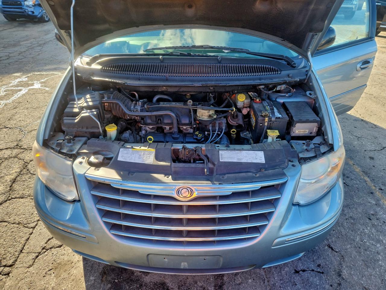 2005 Chrysler Town & Country Touring VIN: 2C4GP54L15R208252 Lot: 93449335