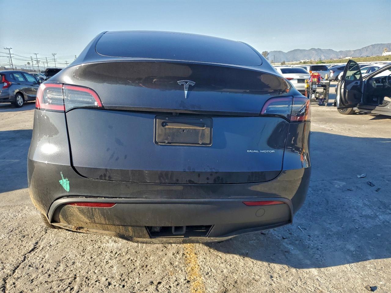 2024 Tesla Model Y VIN: 7SAYGDEE1RF181055 Lot: 94156595