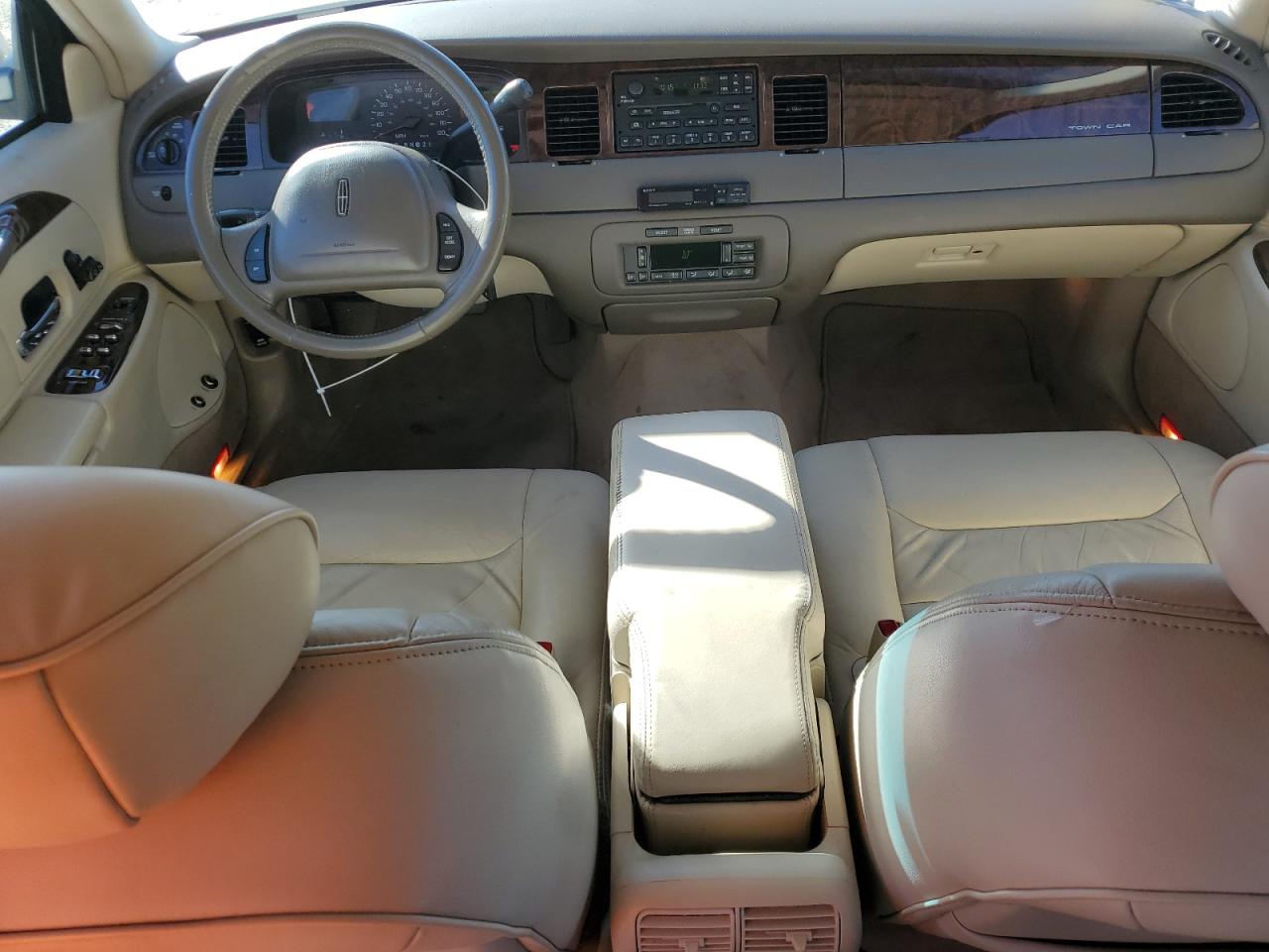 1999 Lincoln Town Car Executive VIN: 1LNHM81W8XY627691 Lot: 92886945