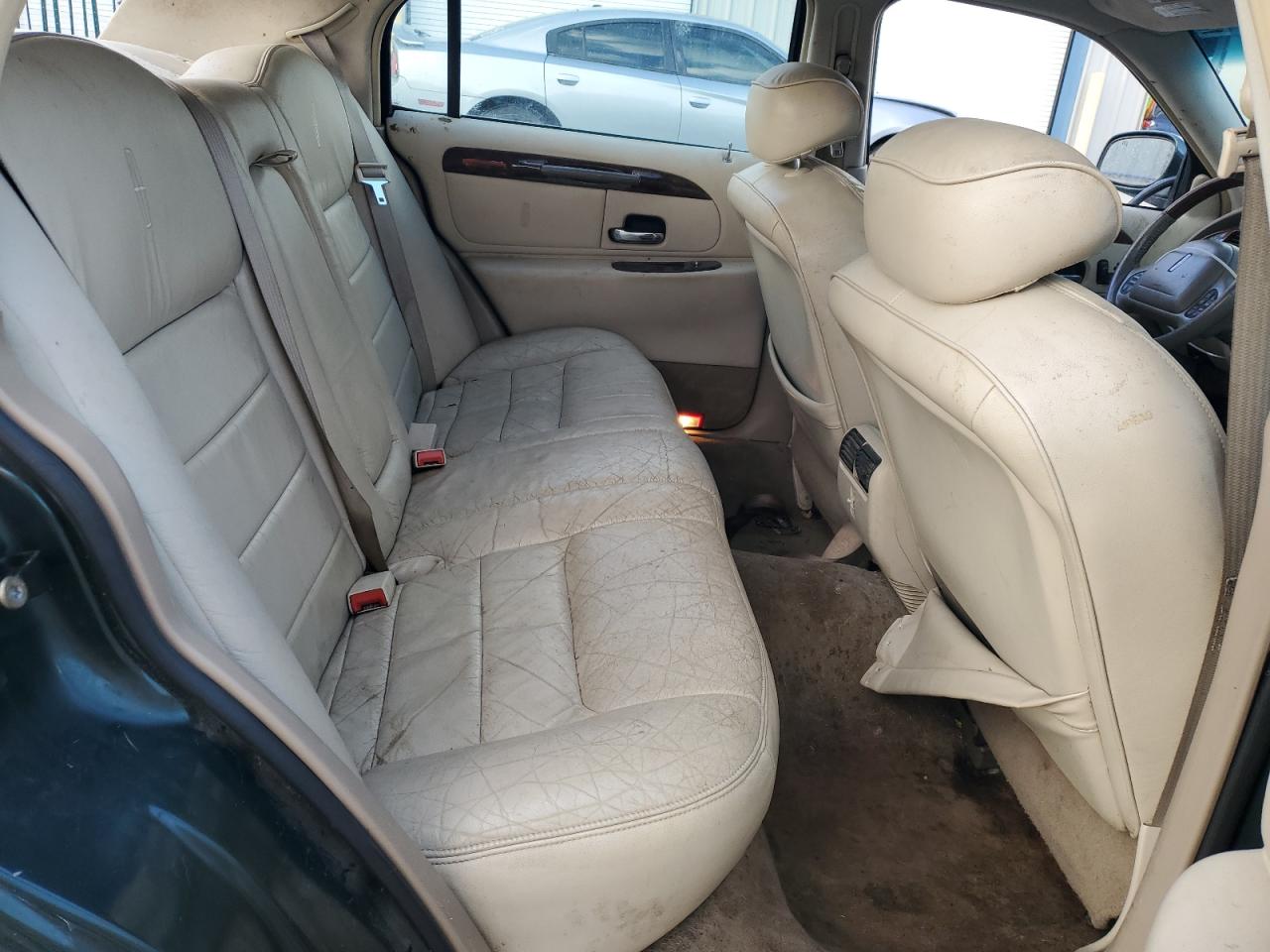 2001 Lincoln Town Car Signature VIN: 1LNHM82WX1Y691821 Lot: 93142335