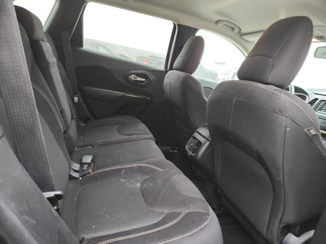 2015 Jeep Cherokee Latitude VIN: 1C4PJLCB9FW655516 Lot: 92623465