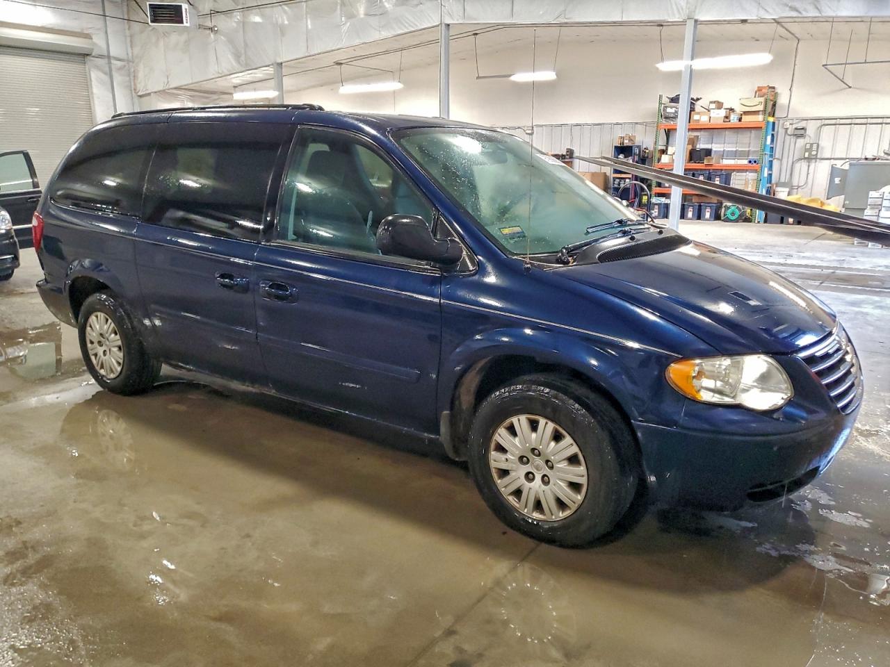2005 Chrysler Town & Country Lx VIN: 2C4GP44R85R398176 Lot: 93988635