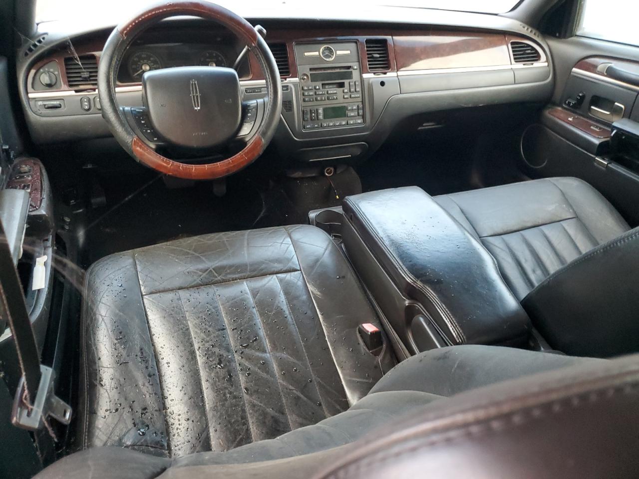 2007 Lincoln Town Car Executive L VIN: 1LNHM84W17Y628113 Lot: 93371595