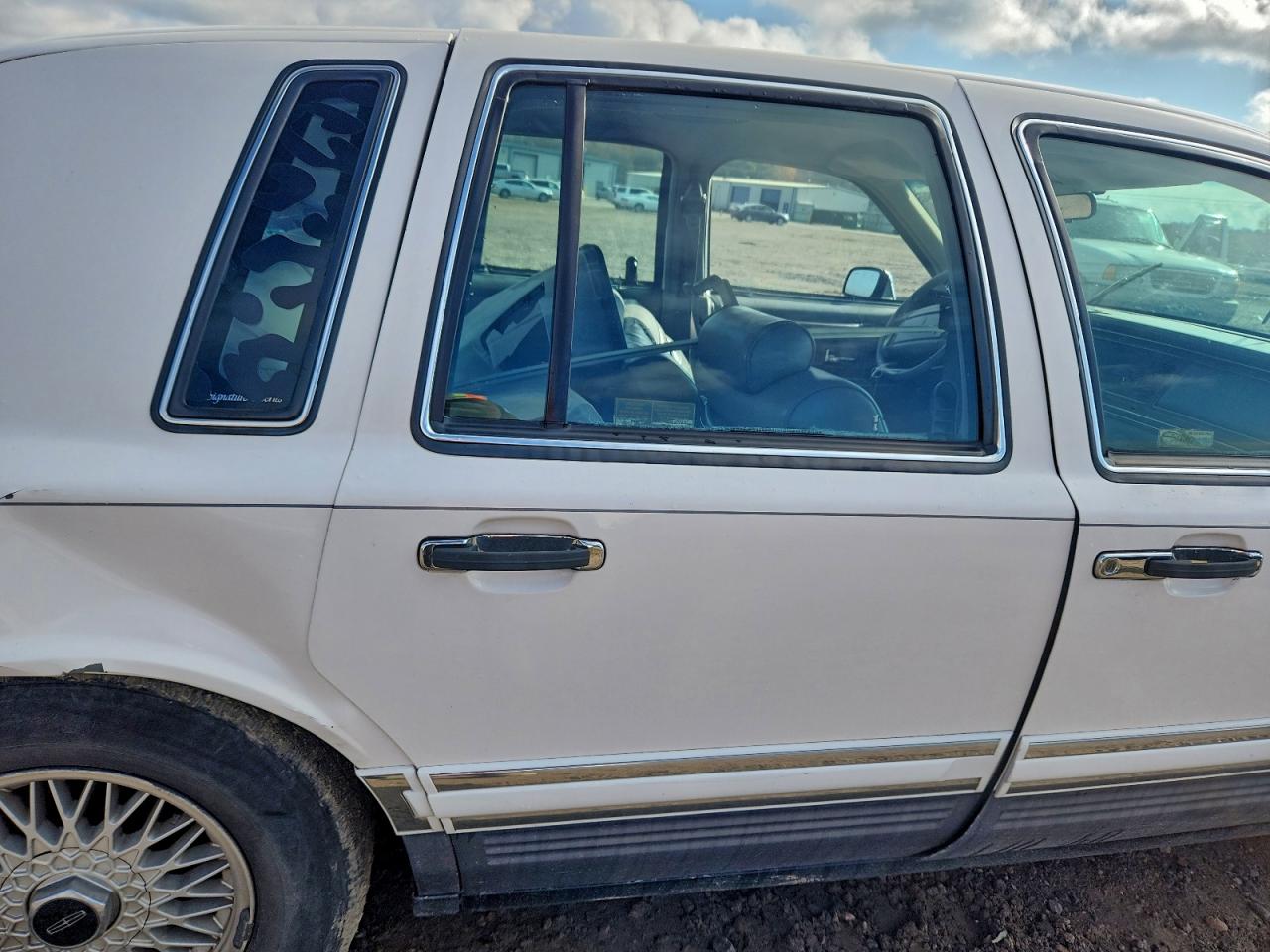 1994 Lincoln Town Car Signature VIN: 1LNLM82W6RY659244 Lot: 92612095