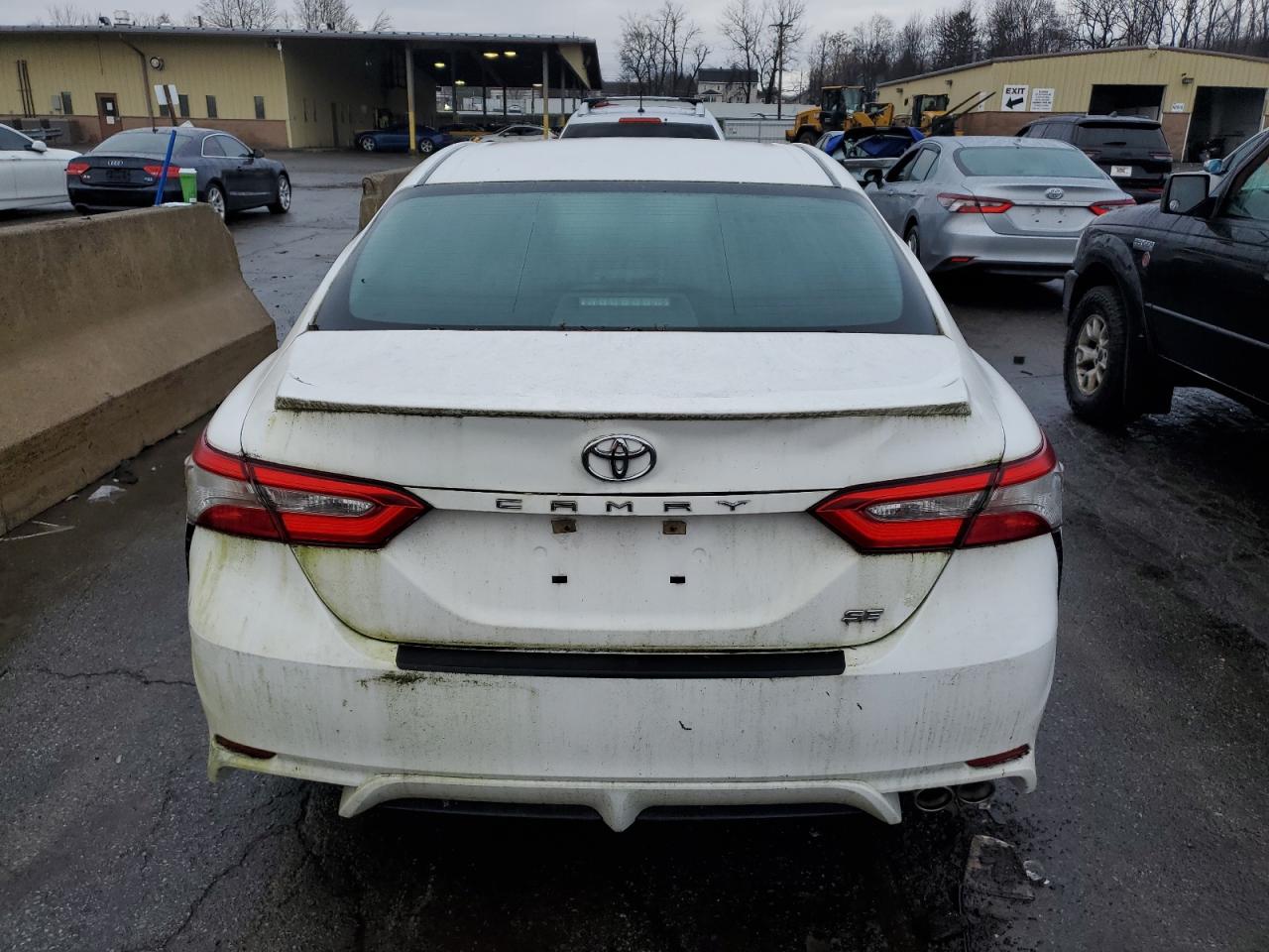 VIN 4T1B11HK5JU021028 2018 TOYOTA CAMRY no.6