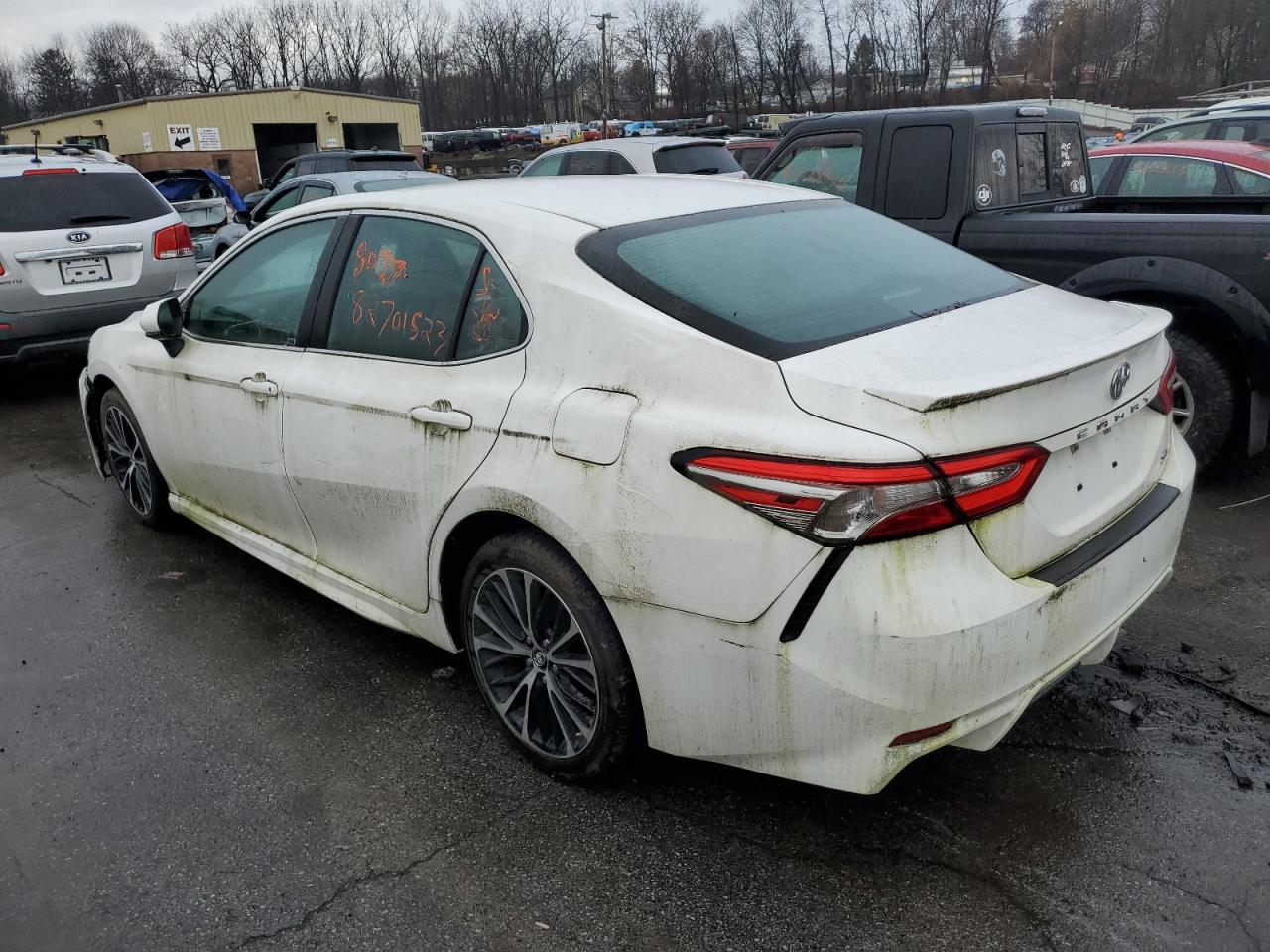 VIN 4T1B11HK5JU021028 2018 TOYOTA CAMRY no.2