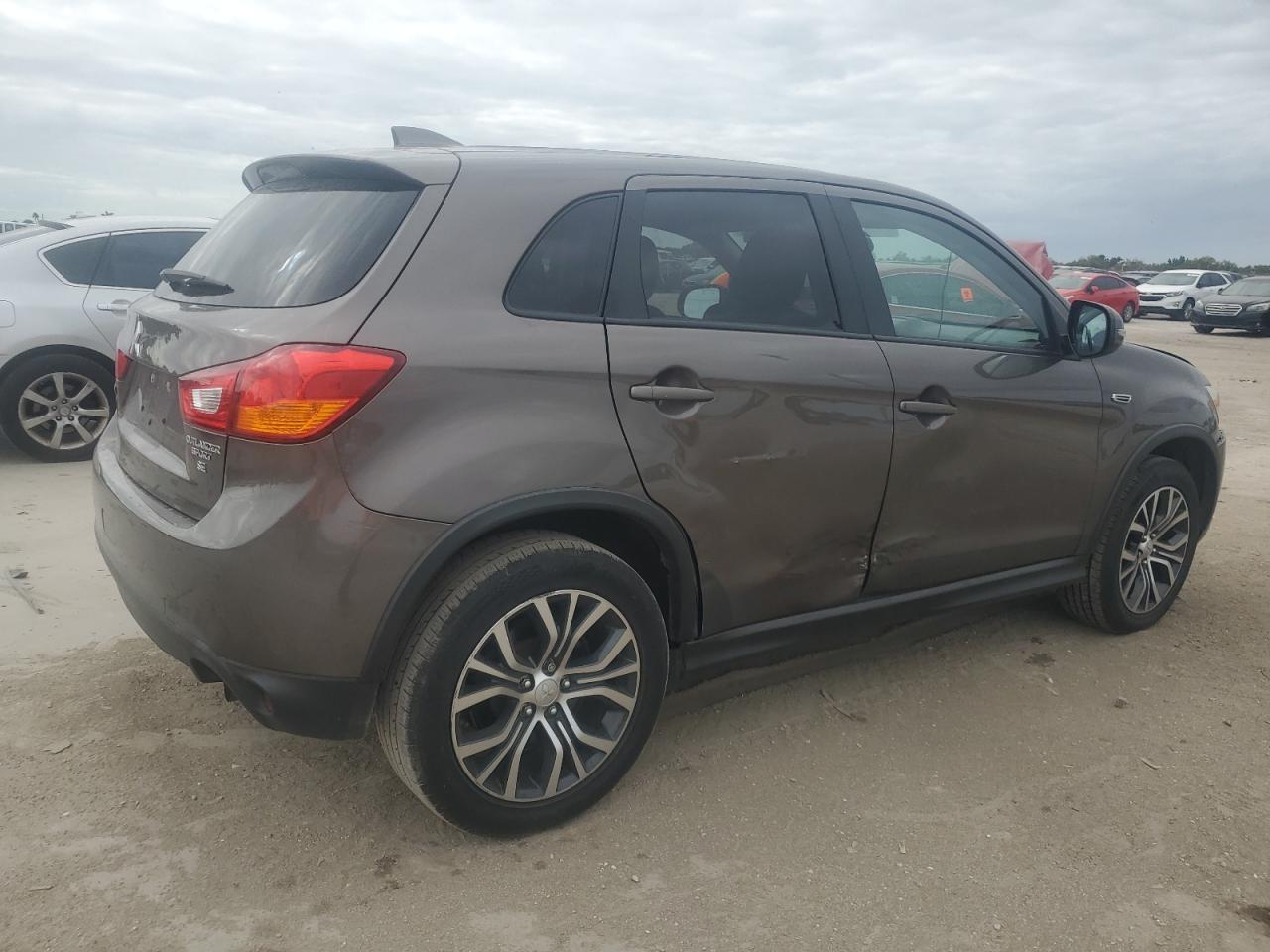 2017 Mitsubishi Outlander - Image 3