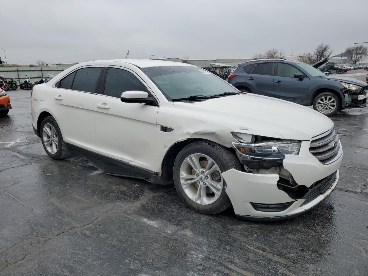 VIN 1FAHP2E85KG102743 2019 FORD TAURUS no.4