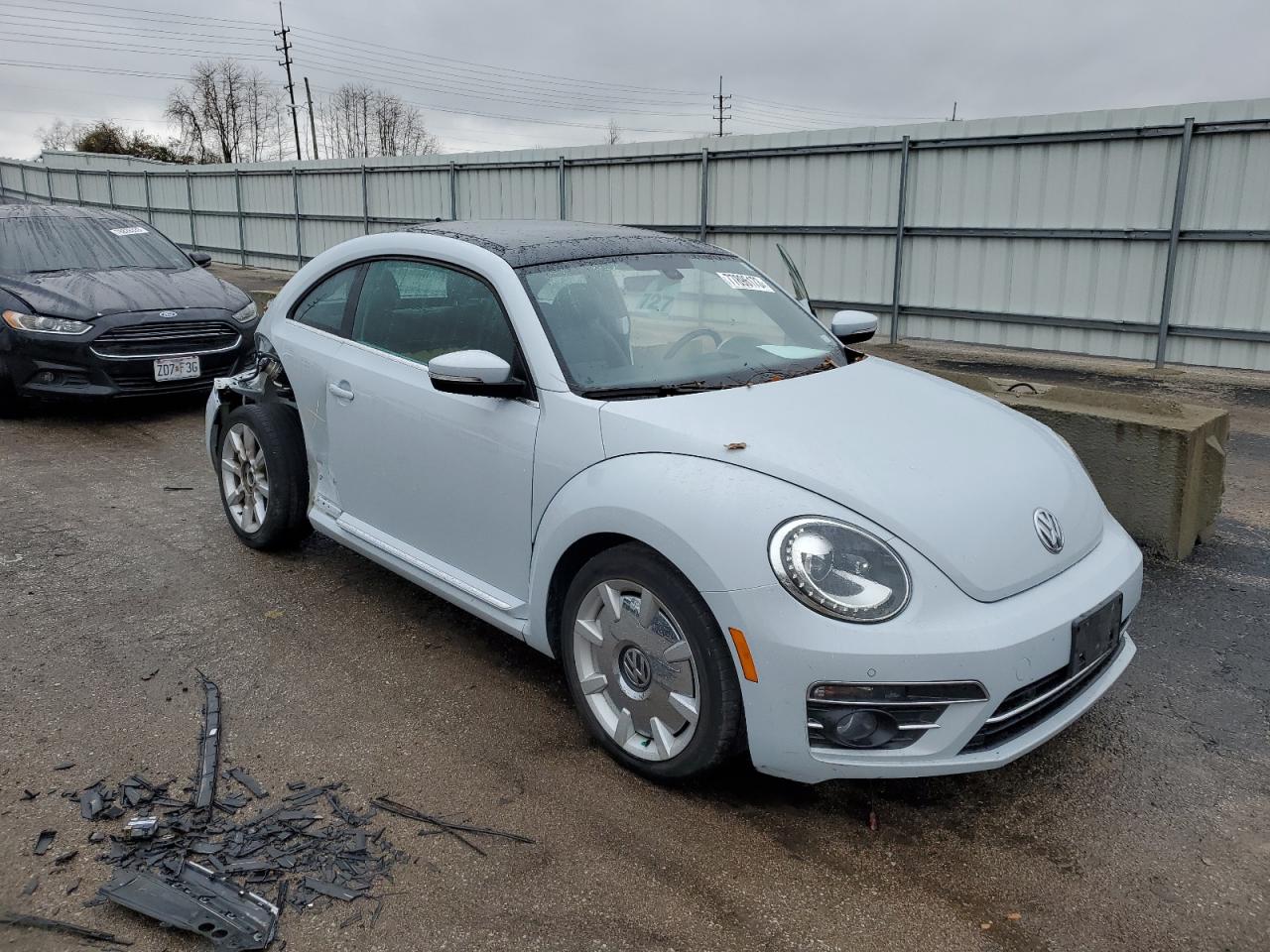 3VWJD7AT0JM726611 2018 Volkswagen Beetle Se