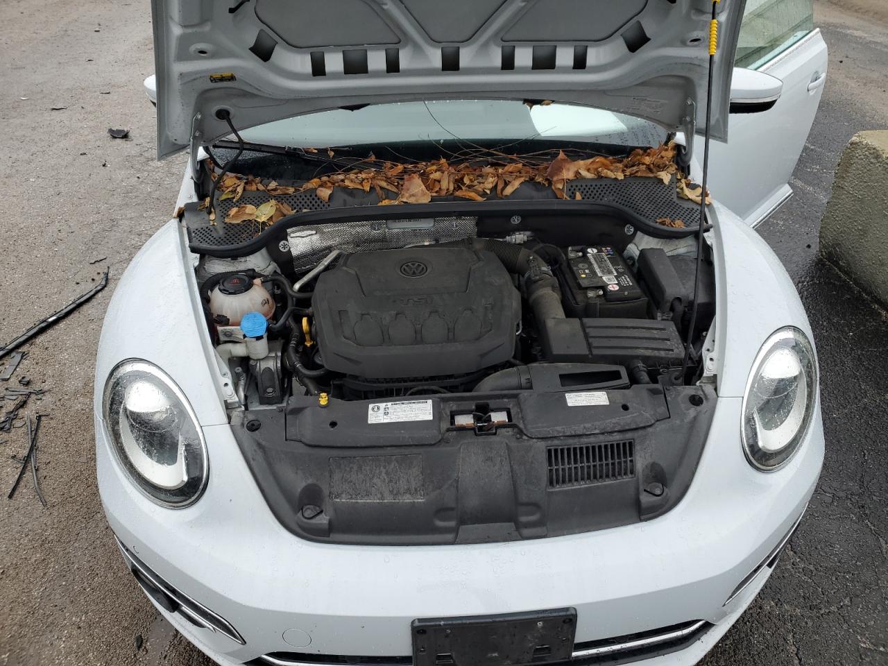 3VWJD7AT0JM726611 2018 Volkswagen Beetle Se