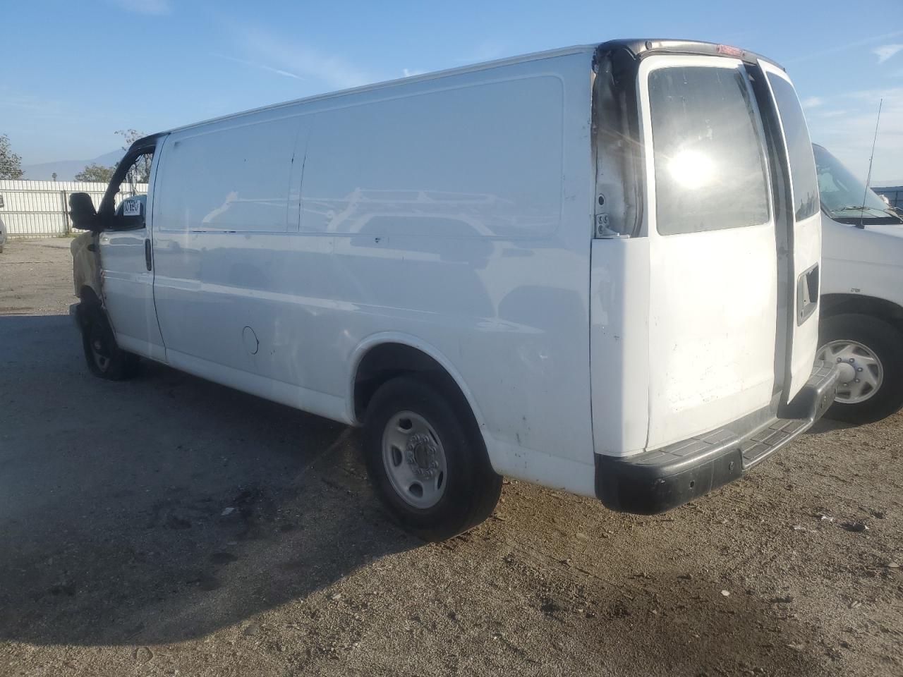 VIN 1GCWGBFP5K1191837 2019 CHEVROLET EXPRESS no.2