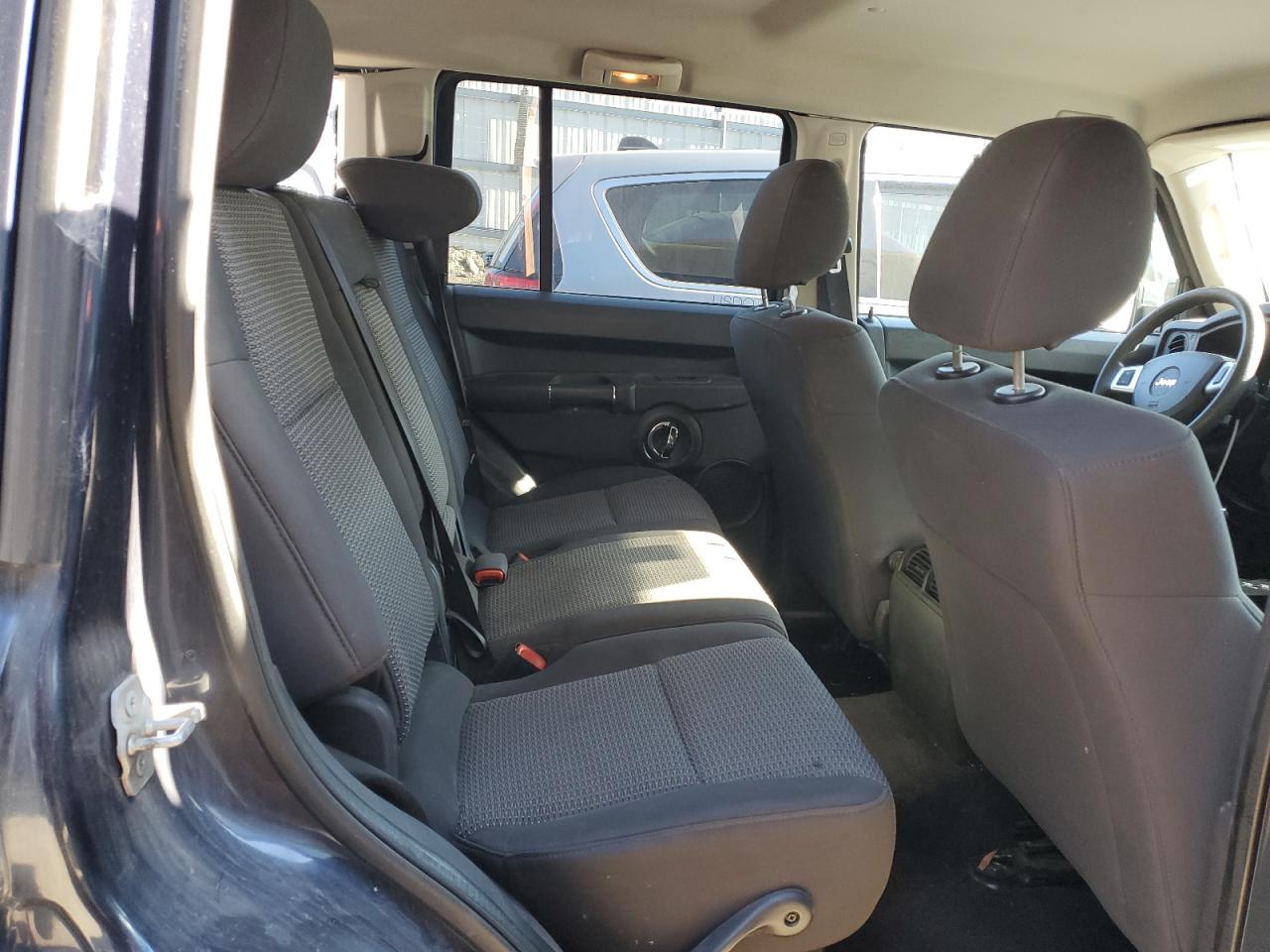 2010 Jeep Commander - Image 10
