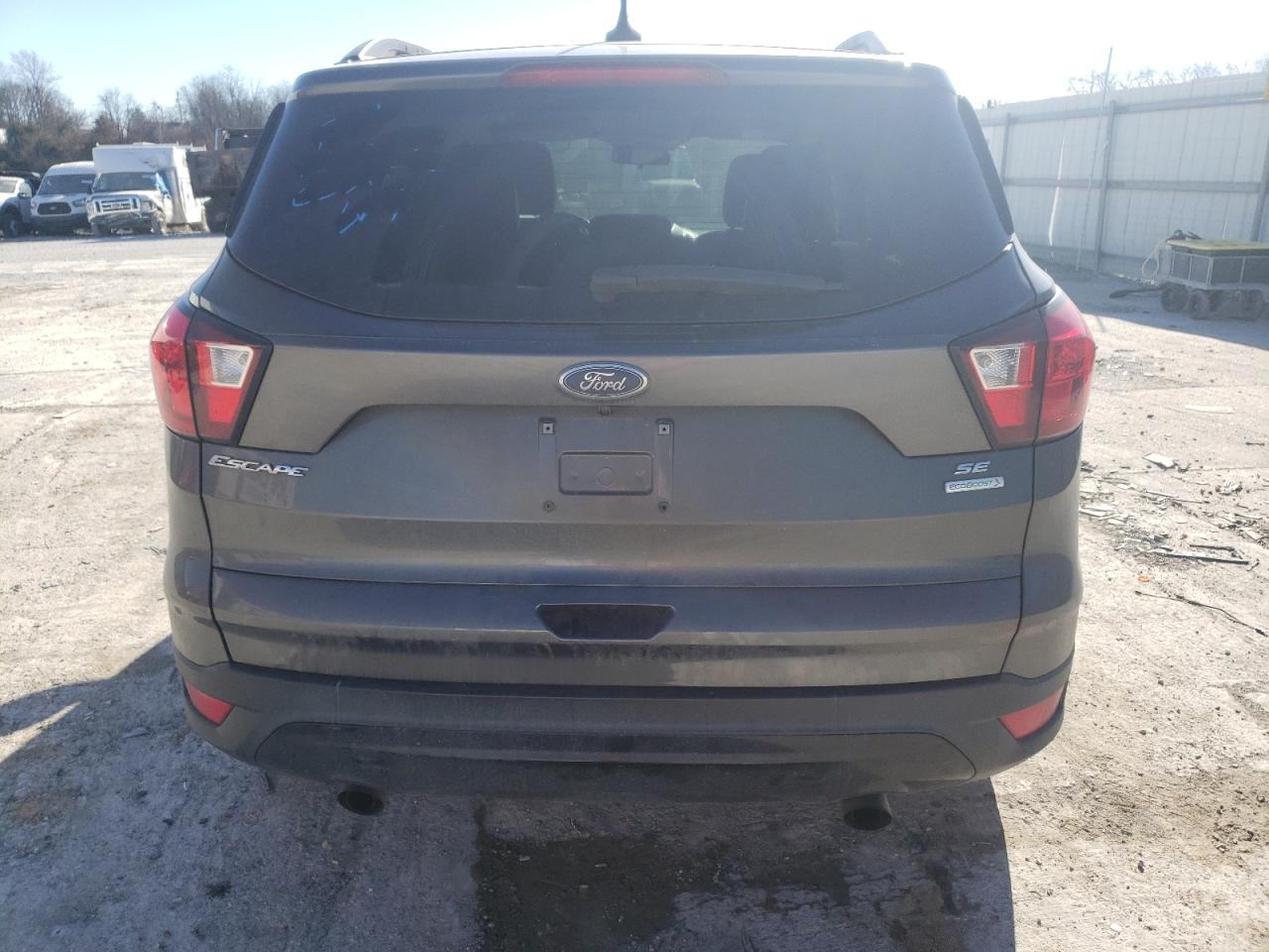 1FMCU0GD7KUC23122 2019 Ford Escape Se