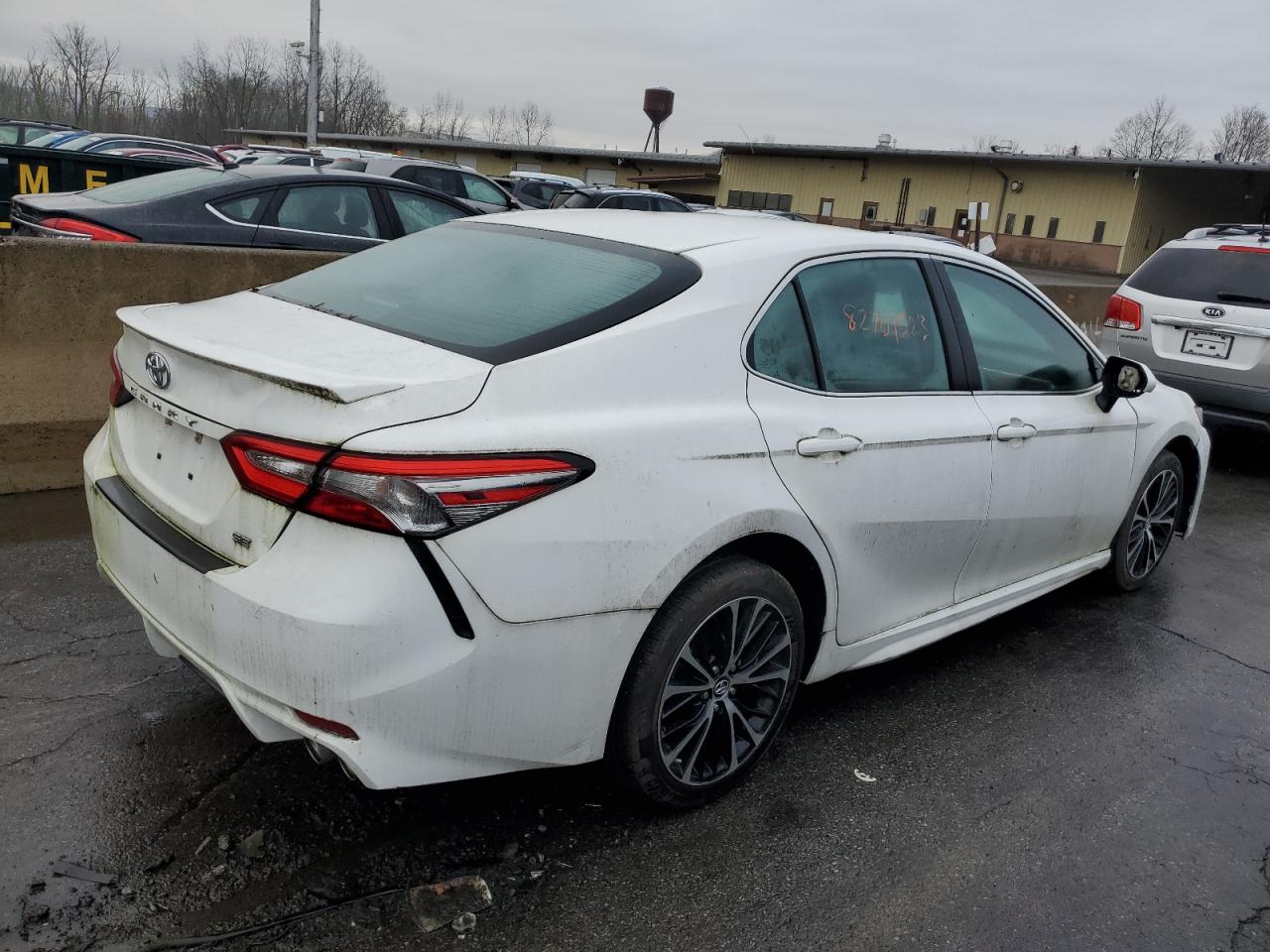 VIN 4T1B11HK5JU021028 2018 TOYOTA CAMRY no.3