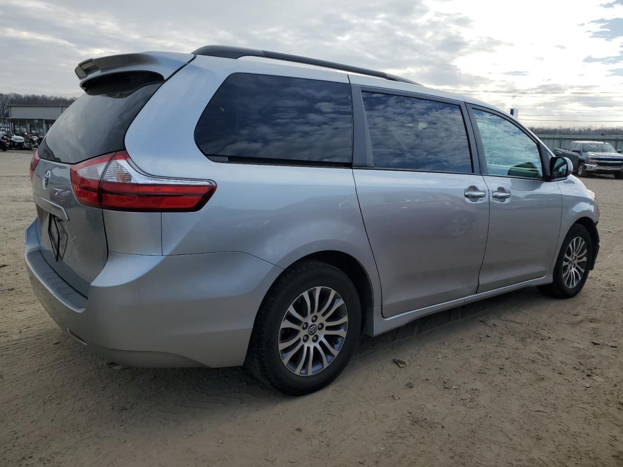 5TDYZ3DC3KS977549 2019 Toyota Sienna Xle