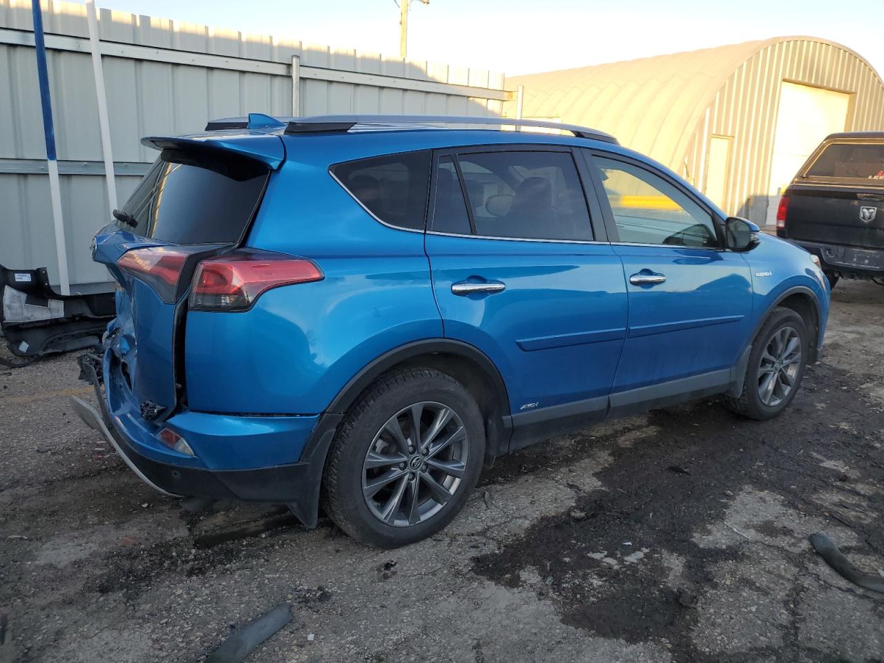 VIN JTMDJREV0JD177696 2018 TOYOTA RAV4 no.3