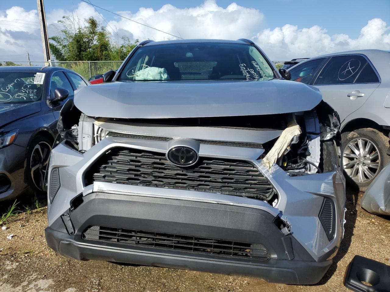 JTMF1RFV3KD034704 2019 Toyota Rav4 Le