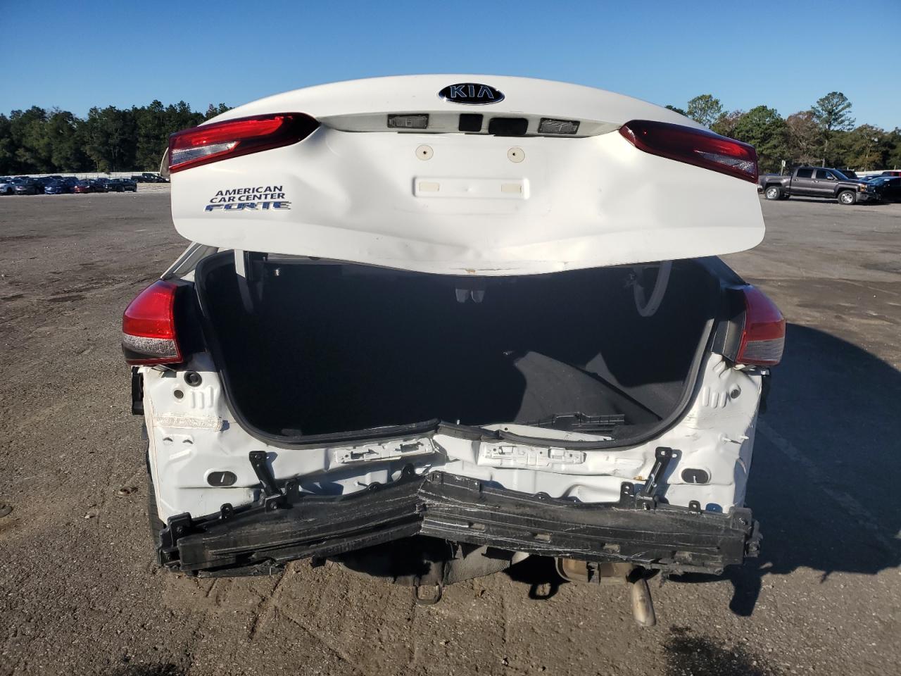 3KPFK4A72JE233667 2018 Kia Forte Lx