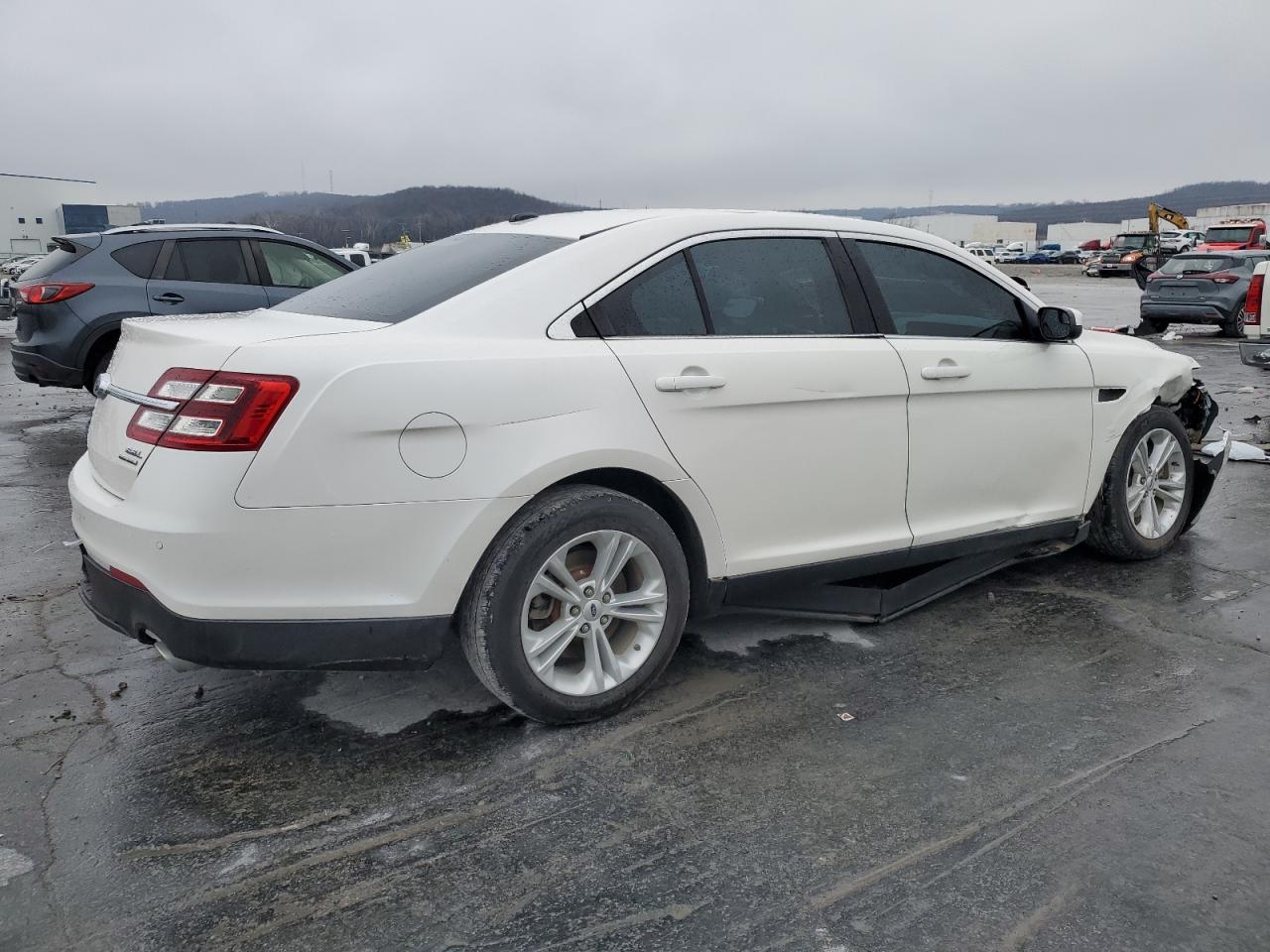 VIN 1FAHP2E85KG102743 2019 FORD TAURUS no.3