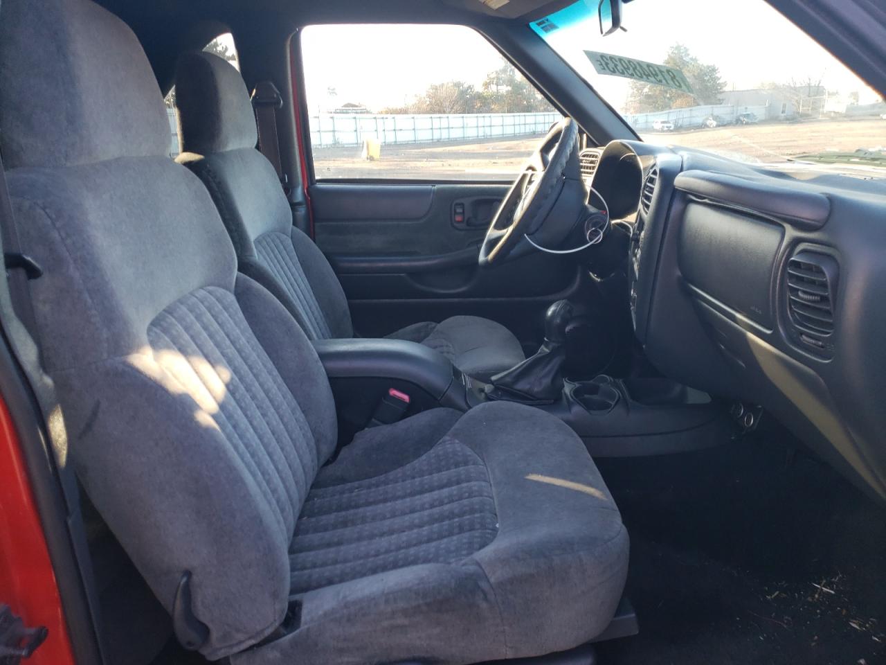 2002 Chevrolet Blazer VIN: 1GNCS18W82K145811 Lot: 81948933