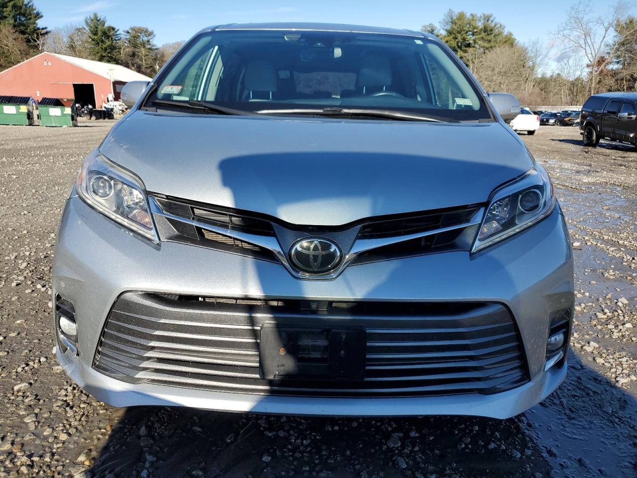 5TDDZ3DC6KS212818 2019 Toyota Sienna Xle