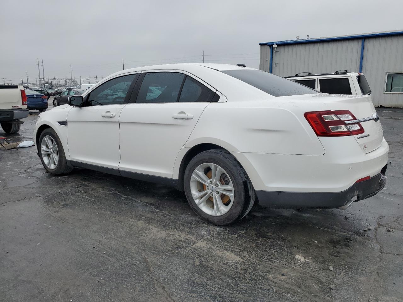 VIN 1FAHP2E85KG102743 2019 FORD TAURUS no.2