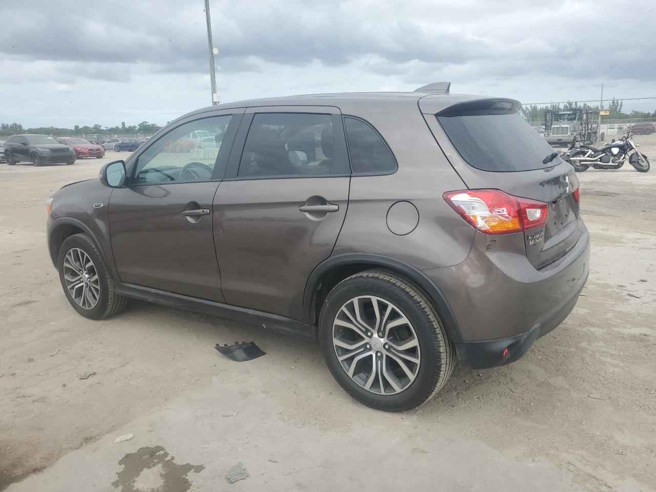2017 Mitsubishi Outlander - Image 2
