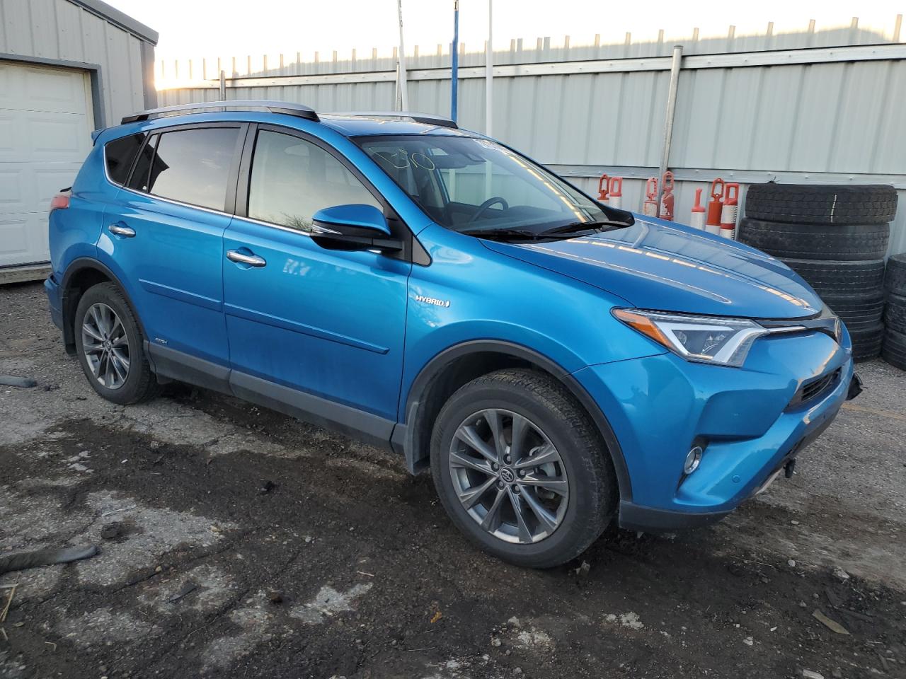 VIN JTMDJREV0JD177696 2018 TOYOTA RAV4 no.4